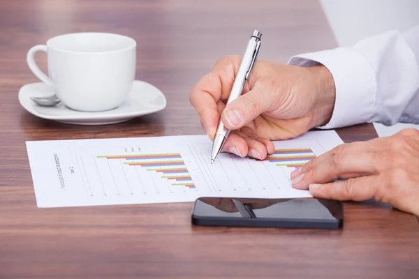 Empresario escribiendo en documento — Foto de Stock