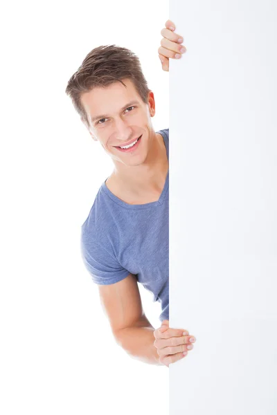 Joven presentando a Placard — Foto de Stock