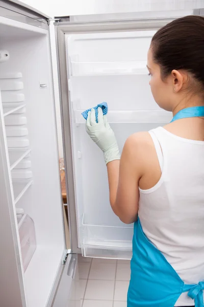 Kobieta czyszczenie lodówki — Zdjęcie stockowe