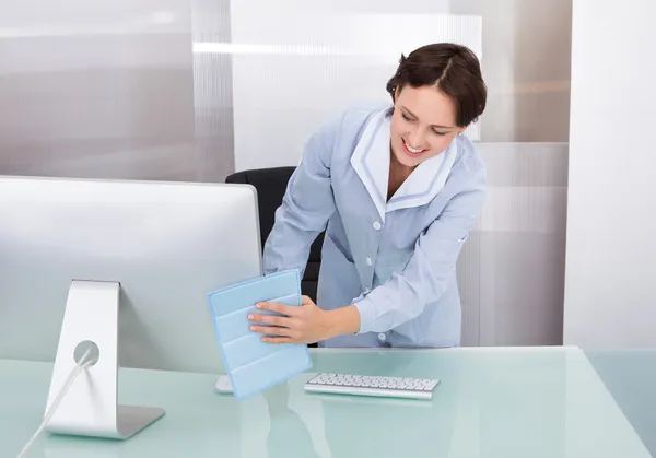 Vrouwelijke werknemer schoonmaken Office — Stockfoto