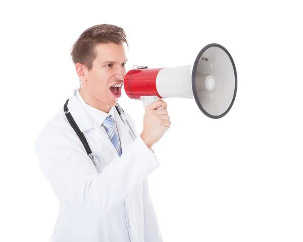 Médico masculino gritando através de megafone — Fotografia de Stock