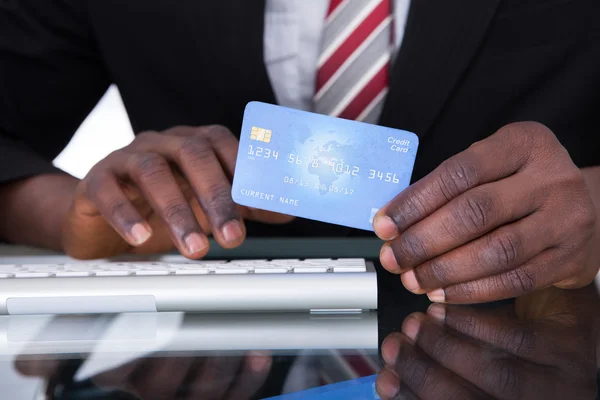 Drużyna gospodarstwa karta kredytowa — Zdjęcie stockowe