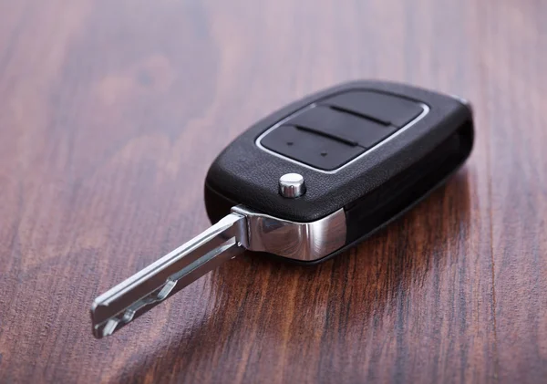 Черный ключ от машины на деревянном столе — стоковое фото