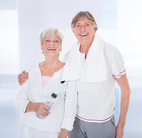 Senior Couple With Towel And Water Bottle — Stock Photo, Image