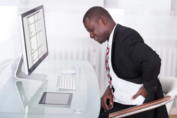 Geschäftsmann leidet unter Rückenschmerzen — Stockfoto