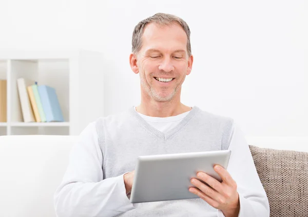 Man Using Digital Tablet — Stock Photo, Image