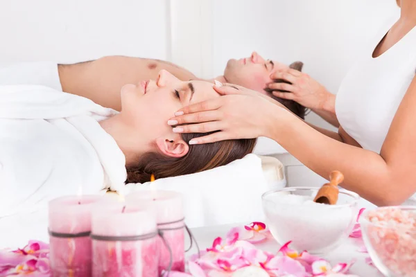 Jovem casal desfrutando de massagem — Fotografia de Stock