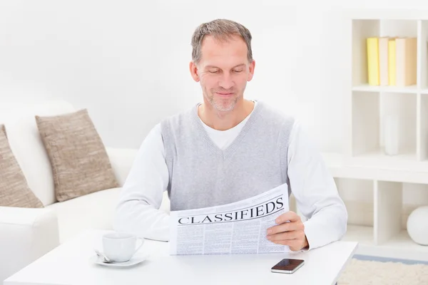 Mature Man Reading Newspaper — Stock Photo, Image