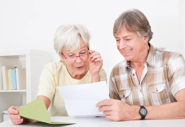 Pareja mayor con carta — Foto de Stock