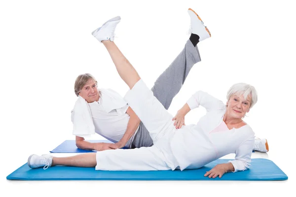 Starszy para robi ćwiczenia — Zdjęcie stockowe