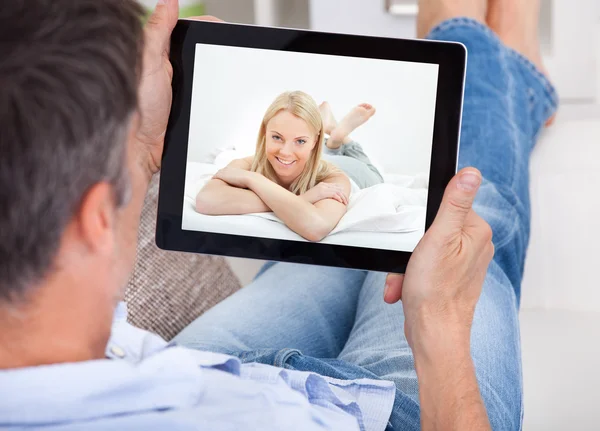 Man Video Chatting With Woman — Stock Photo, Image