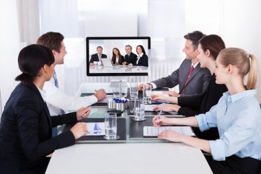 iş adamları iş toplantısında video konferans