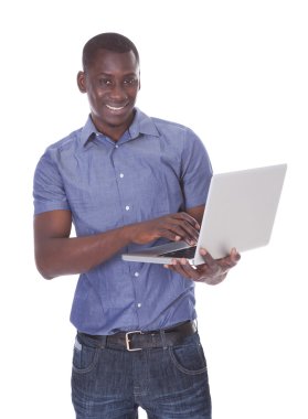 Afrikalı adamın holding laptop