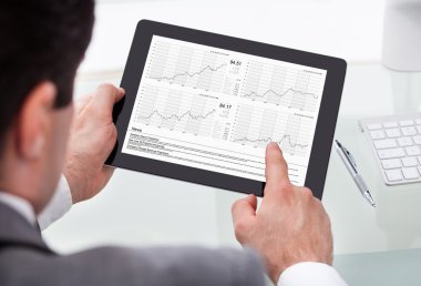 işadamı dijital tablet borsa durum analizi
