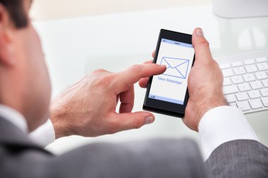 bir ekran ile yeni mesaj mobil tutan işadamı
