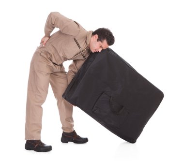 adam Bagaj kaldırma sırt ağrısı acı