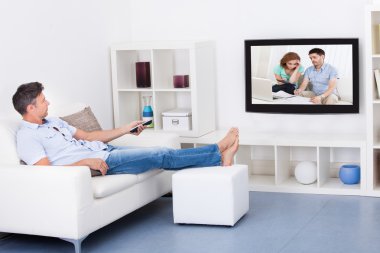 Televizyon İzleyen Adam