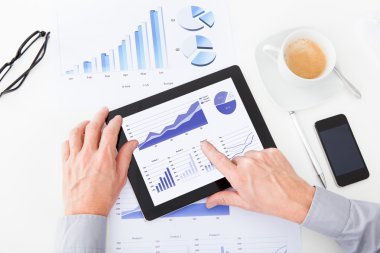 birinin elini tablet kullanma