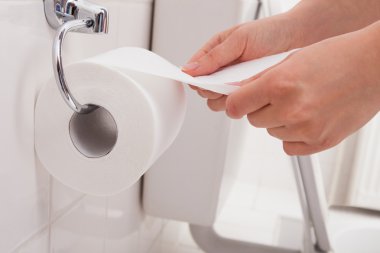Kişi Eli Tuvalet Kağıdı Kullanıyor