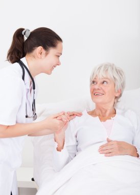 mutlu doktor ve hasta birbirine bakarak