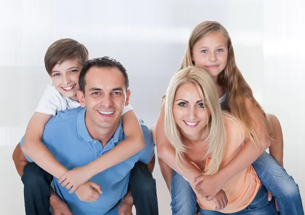 Paar geven kinderen meeliften ritten — Stockfoto