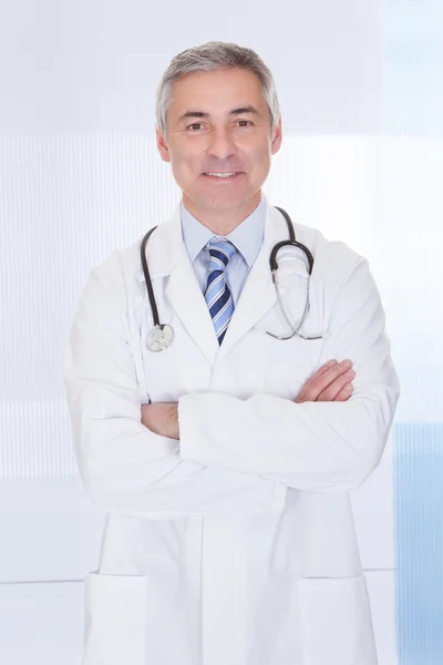 Portret van gelukkig volwassen mannelijke arts — Stockfoto