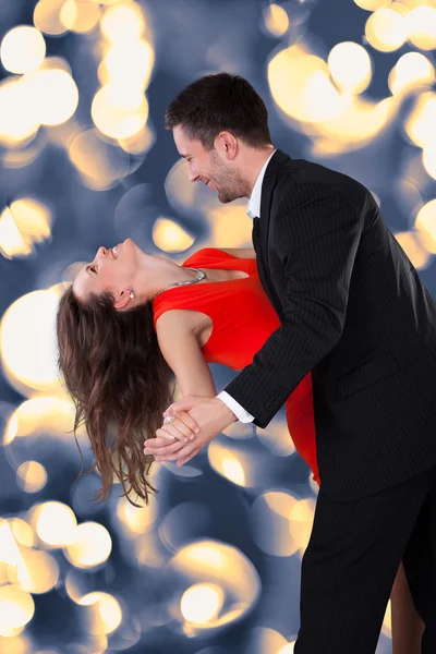 Pareja joven bailando — Foto de Stock