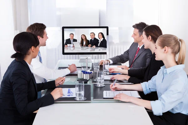 Podnikatelé v video konference na obchodní jednání — Stock fotografie