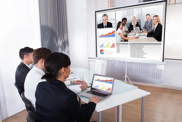 Podnikatelé v video konference — Stock fotografie