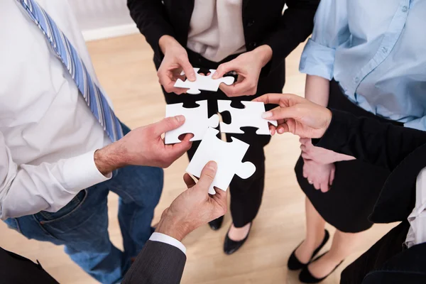 Businesspeople Holding Jigsaw Puzzle — Stock Photo, Image