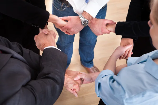 Gruppe von Geschäftsleuten hält Händchen — Stockfoto