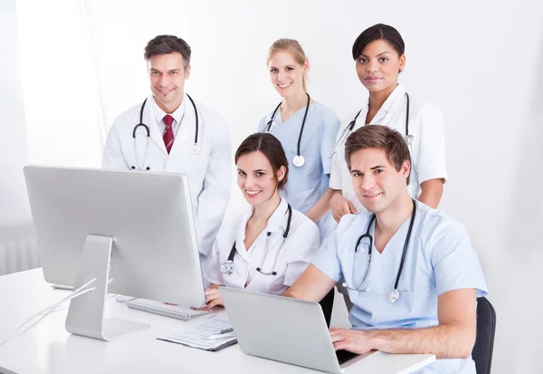 Skupina lékařů v nemocnici — Stock fotografie