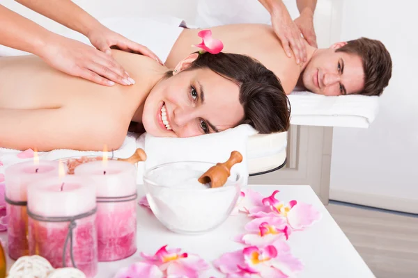 Casal desfrutando de massagem nas costas dos tecidos — Fotografia de Stock