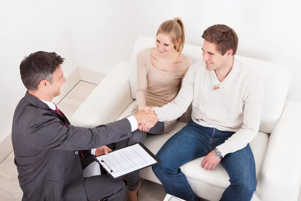 Consulente stringere la mano con il cliente — Foto Stock