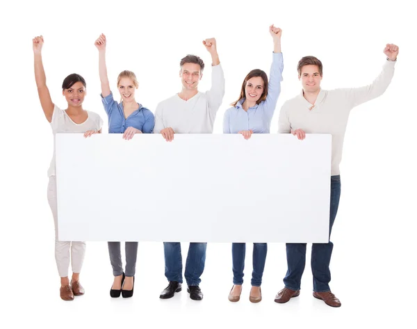 Grupp människor med billboard höja handen — Stockfoto