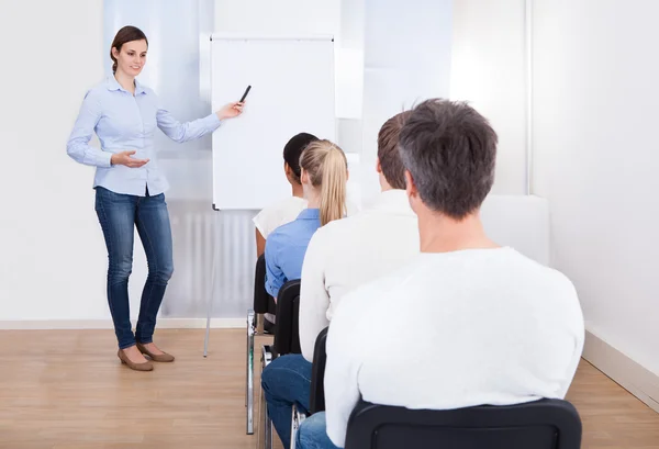 Businesswoman Explaining Graph — Stock Photo, Image