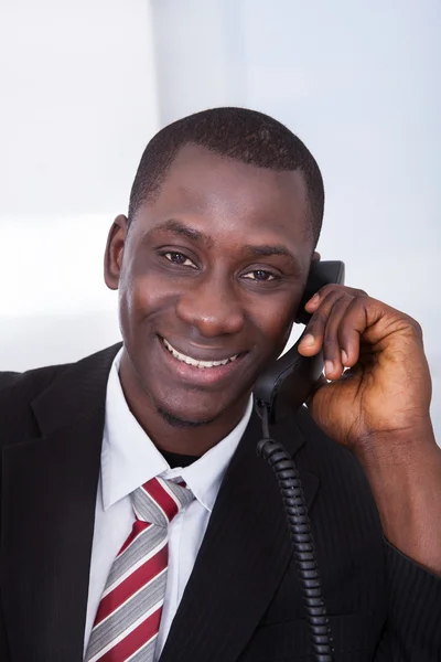 Empresário africano a trabalhar no escritório — Fotografia de Stock