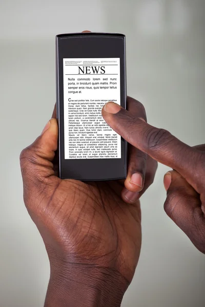 Persona leyendo noticias — Foto de Stock