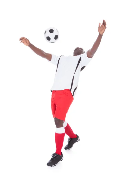 Профессиональный футболист играет с мячом — стоковое фото