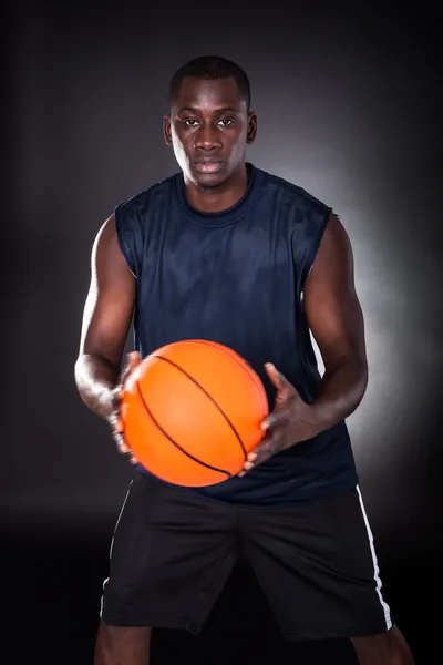 Afrikanischer junger Mann mit Basketball — Stockfoto