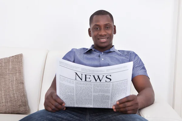Afryki człowiek gospodarstwa gazety — Zdjęcie stockowe