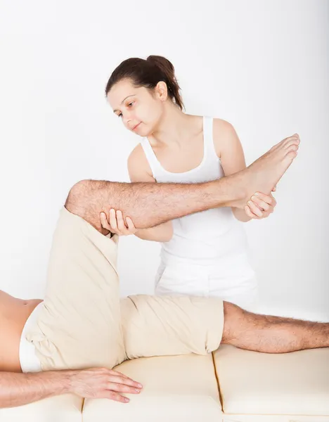 Mujer Masajeando el pie del hombre — Foto de Stock