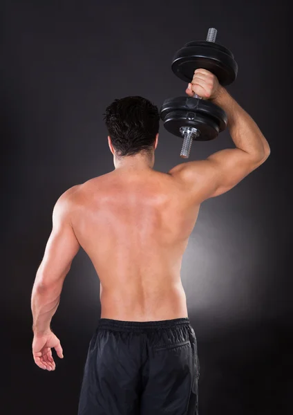 Hombre haciendo ejercicio Dumbbells — Foto de Stock