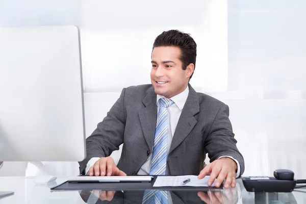 Jonge zakenman met behulp van computer — Stockfoto