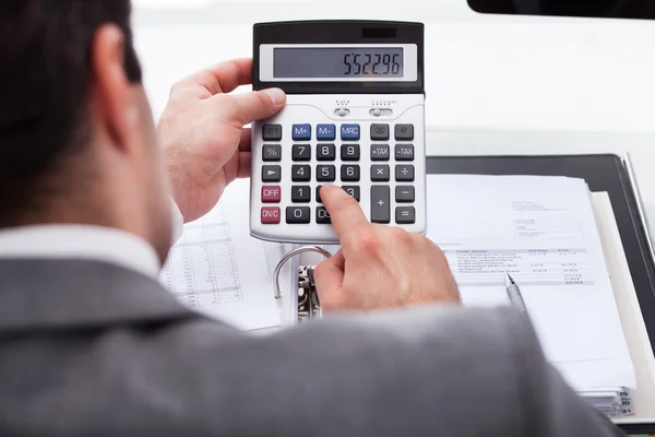 Geschäftsmann arbeitet am Schreibtisch — Stockfoto