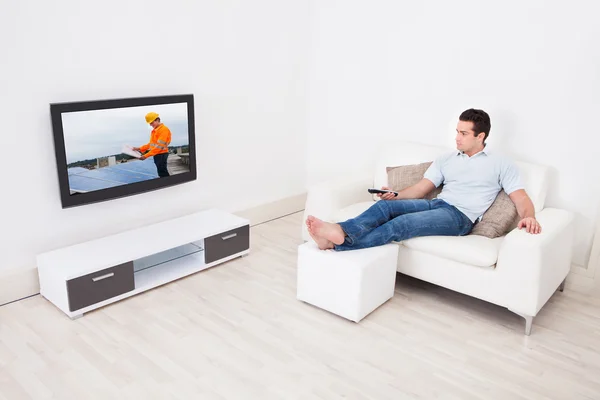 Homem assistindo televisão — Fotografia de Stock