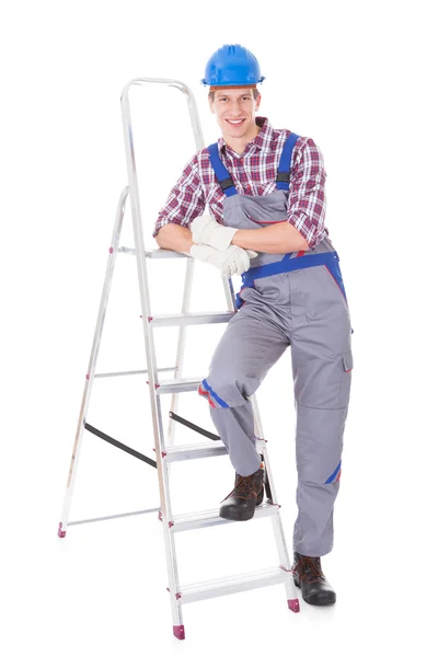 Joven trabajador masculino con escalera — Foto de Stock