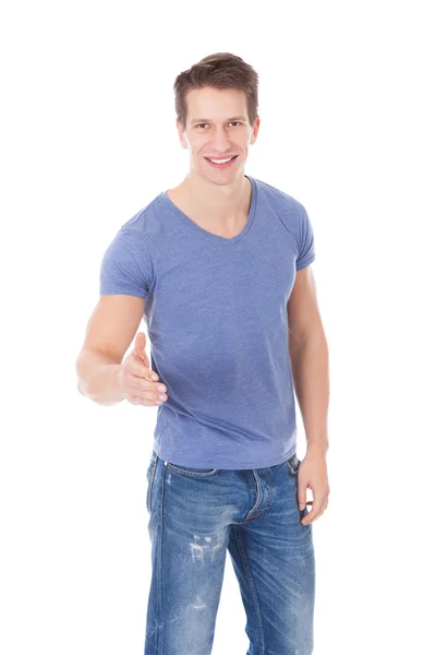 Портрет счастливого молодого человека с рукопожатием — стоковое фото