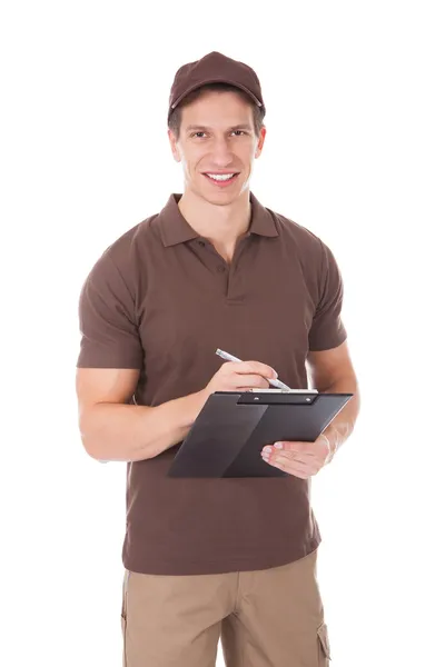 Homem de entrega com área de transferência — Fotografia de Stock