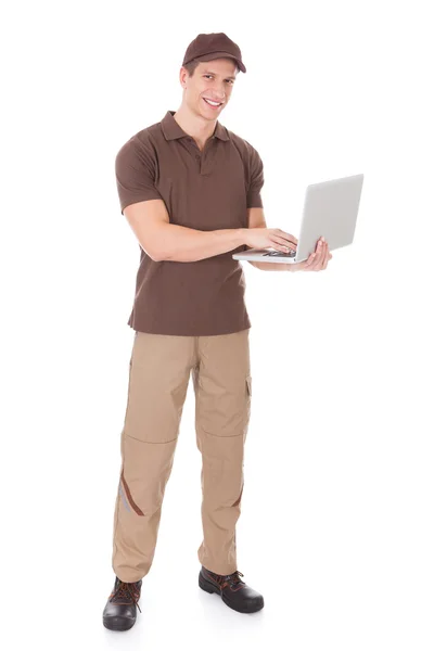Entrega hombre usando el ordenador portátil — Foto de Stock
